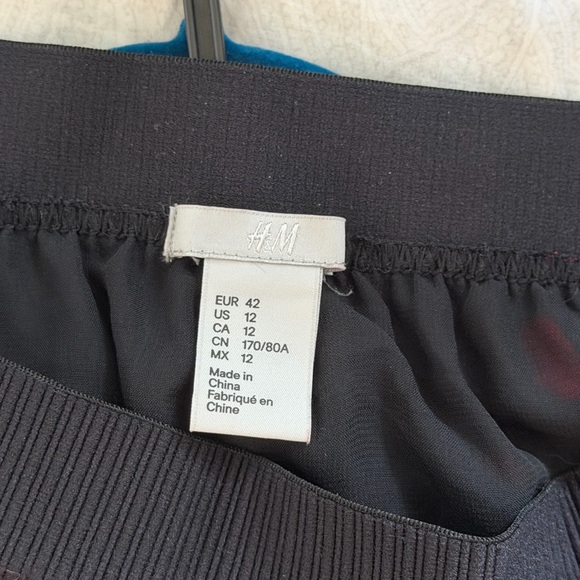 H&M Black and Red Floral Pleated Skirt - Picture 5 of 5